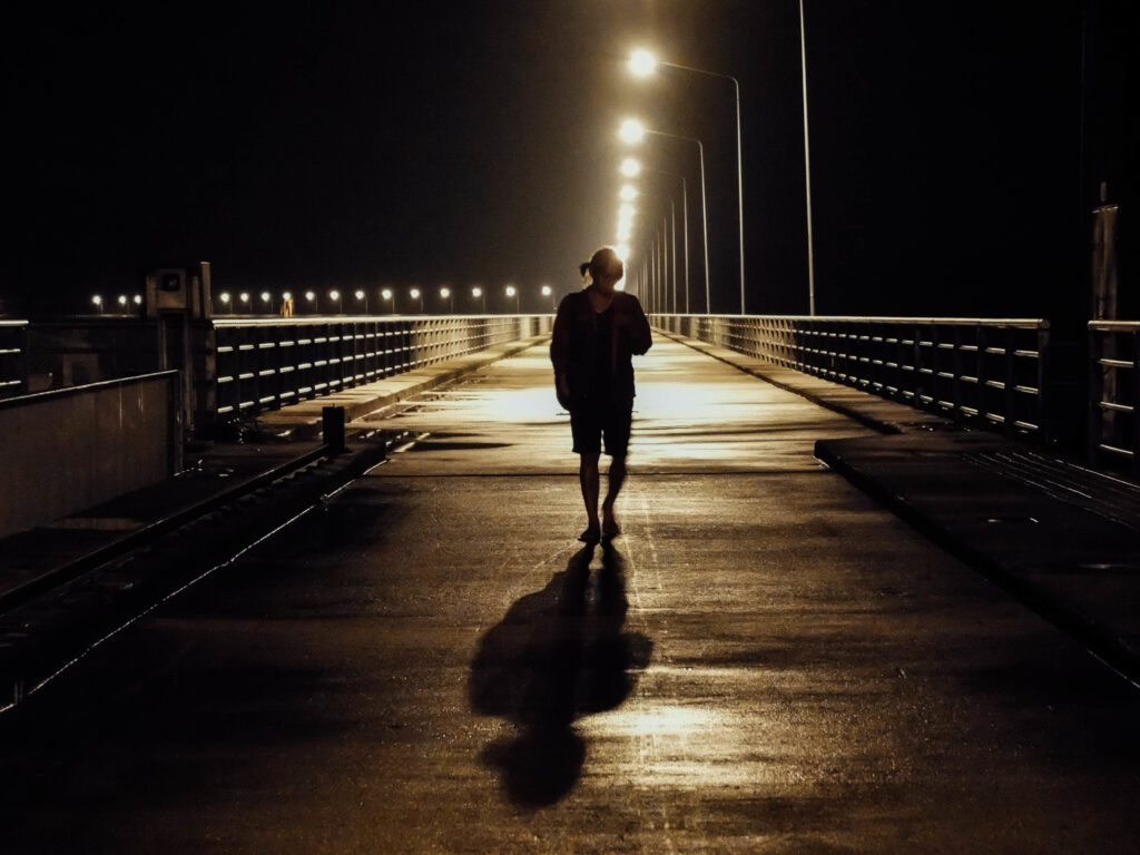 Caminhar a noite sozinho